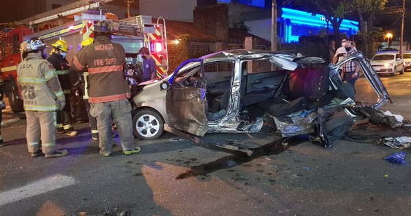 La Nación / Milagro: Violento accidente destroza vehículos y los ocupantes salen ilesos