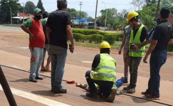 Reparaba techo de una gasolinera, recibió una descarga, cayó y murió