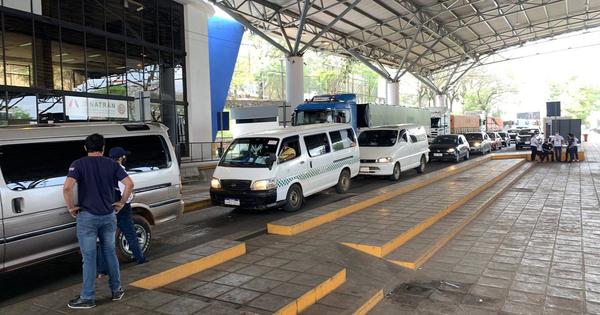 Disponen ingreso de nacionales y extranjeros residentes en el país sin restricción horaria