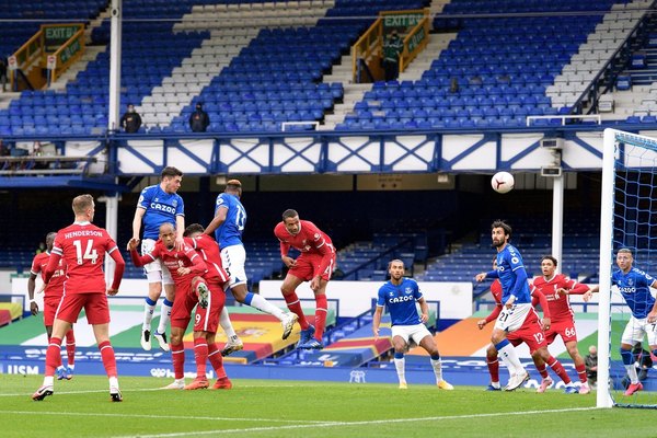 Everton empató con Liverpool y sigue líder de la Premier League