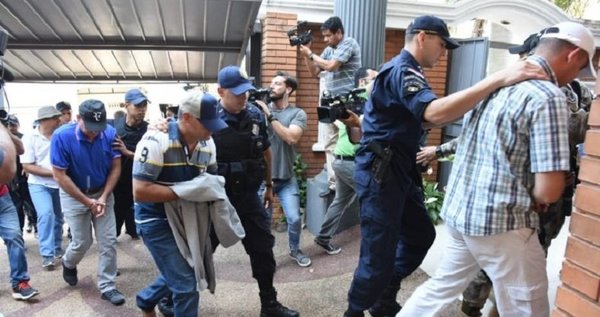 Acusan a 19 policías vinculados al narcotráfico | Noticias Paraguay