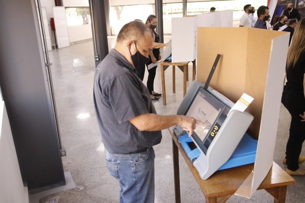 TSJE realiza simulacro de votación con urnas electrónicas - ADN Paraguayo