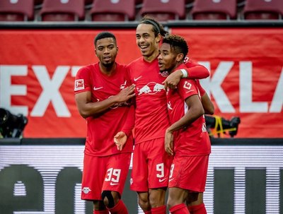 Leipzig gana y es líder solitario de la Bundesliga