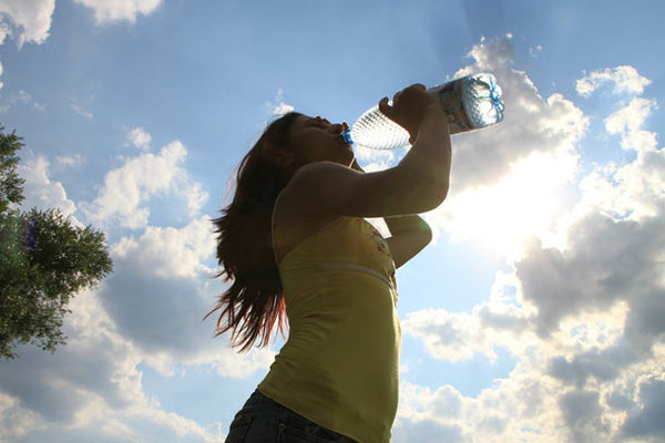 Ante intenso calor es crucial mantener una buena hidratación corporal
