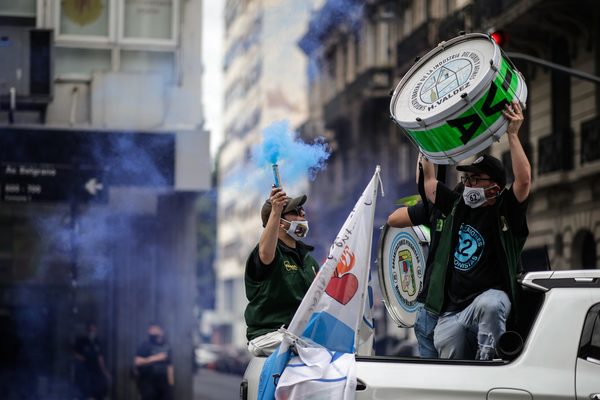 Sindicatos peronistas hacen en Argentina caravana de apoyo al Gobierno - MarketData