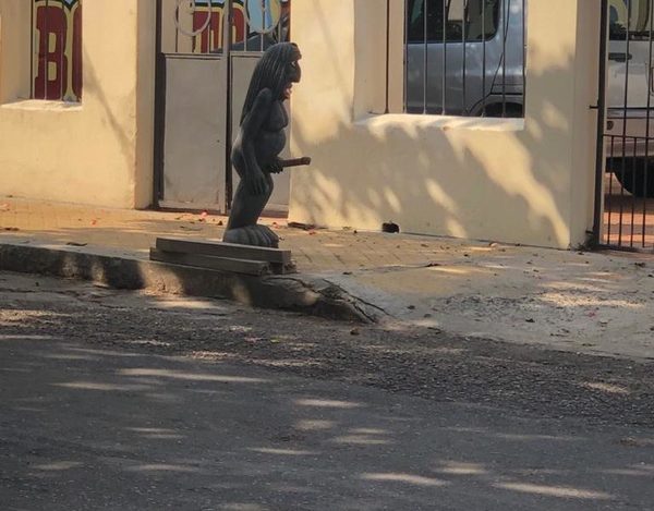 Un Kurupí “aparece” en centro de Asunción, escandaliza y obliga a intervención policial