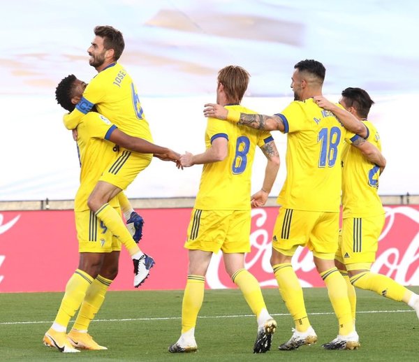 Cádiz vence a Real Madrid y lo alcanza en la cima