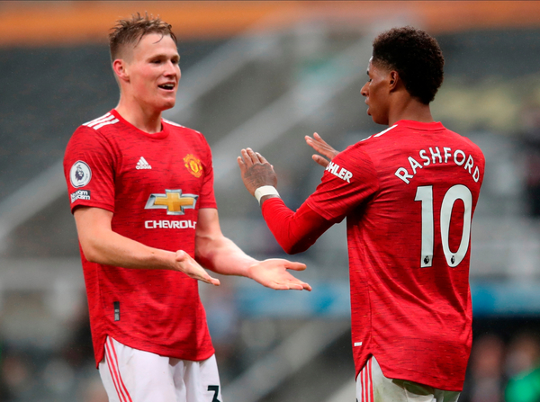 El United golea sobre el final al Newcastle