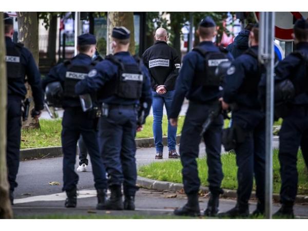 Conmoción en Francia tras decapitación de un profesor
