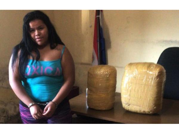 Detienen a mujer con droga en su maleta