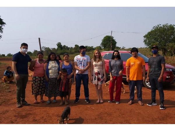 Un grupo de jóvenes ayudan a los indígenas  de Trinidad