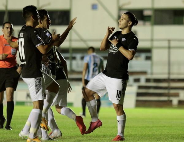 Sólido debut de Libertad con goleada