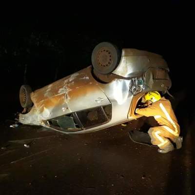 VIOLENTO VUELCO DE AUTOMÓVIL EN EL LÍMITE ENTRE ITAPÚA POTY- CAP. MEZA