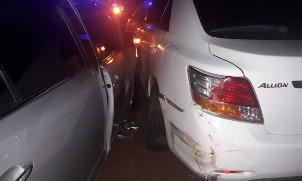 Borracha choca contra vehículo estacionado