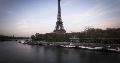 La Nación / Calles de París desiertas en primera noche de toque de queda