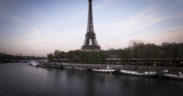 La Nación / Calles de París desiertas en primera noche de toque de queda