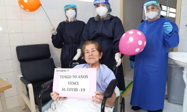 Abuelita de 90 años vence al covid tras 14 días de batalla en el hospital
