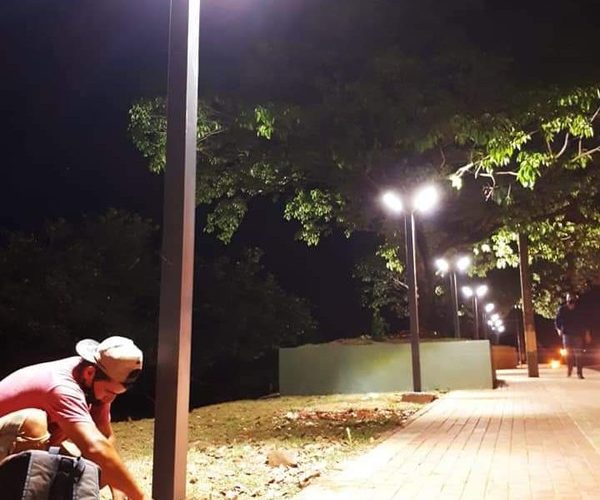 Prueban luminarias del Parque Independencia de Franco