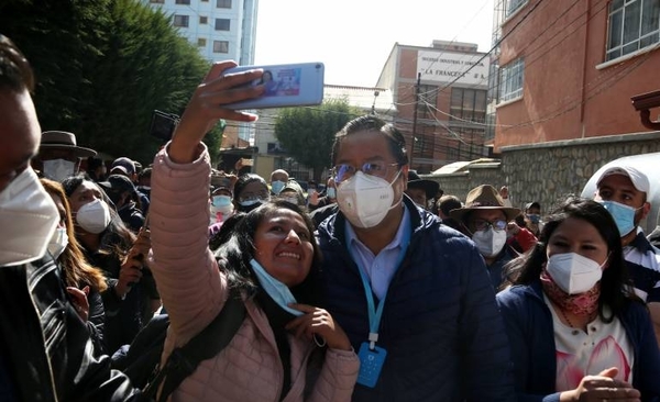 HOY / Candidato del partido de Morales asegura respeto a la democracia en comicios de Bolivia