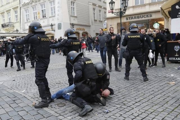 HOY / Suspensión del fútbol provoca graves disturbios en Praga