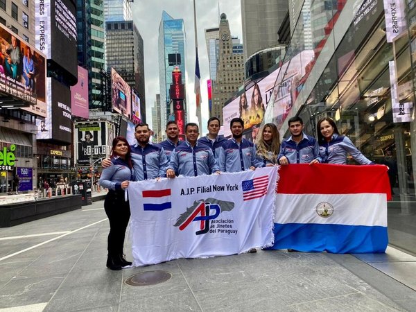 Asociación de Jinetes del Paraguay filial en Nueva York presentes en la misa de la Hispanidad