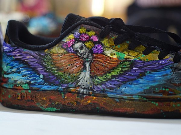 Artista mexicana se reinventa pintando calzados para el Día de Muertos