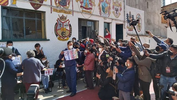 Elecciones en Bolivia: Luis Arce, candidato de Evo Morales, fue el primero en emitir su voto