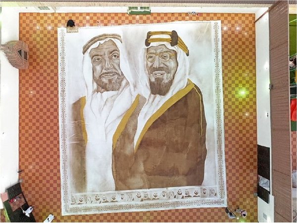 Una saudita realiza "la pintura de café más grande" del mundo