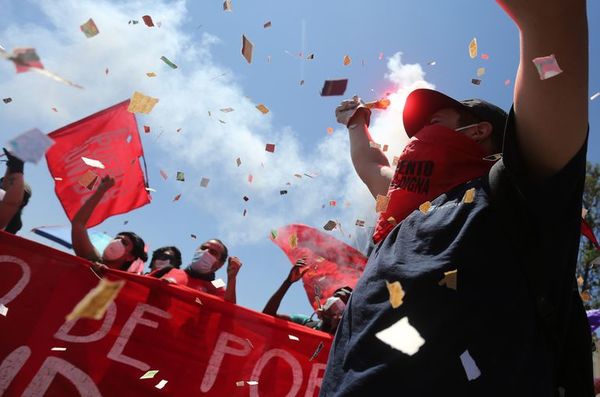 Una masa de gente conmemora el primer año desde que “Chile despertó” - Mundo - ABC Color
