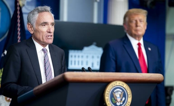 HOY / Eliminan tuit de asesor de COVID-19 de Trump sobre ineficacia de tapabocas