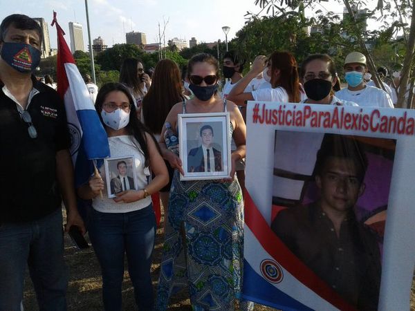 Con caravana piden justicia para dos casos de jóvenes fallecidos en accidentes de tránsito - Nacionales - ABC Color