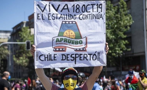 HOY / Miles de personas tomaron la plaza Italia de Santiago en el primer aniversario de las protestas en Chile
