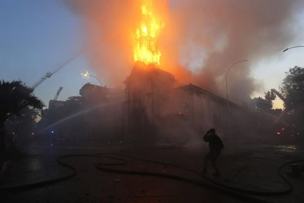 Encapuchados incendian iglesia en medio de masiva manifestación en Chile - Mundo - ABC Color