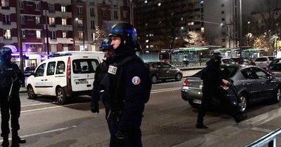 La Nación / Calles de París desiertas en primera noche de toque de queda