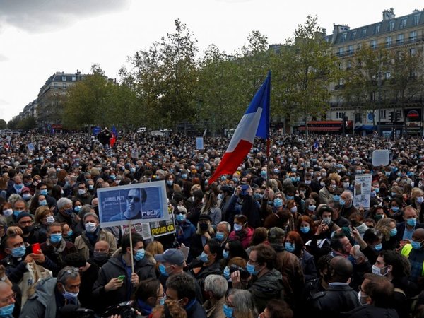 “Yo soy profesor”, el desafío de franceses contra el terrorismo