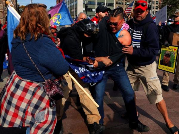 Trump y Biden atizan sus campañas con insultos y ataques