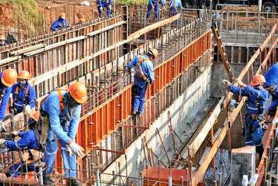 Se intensifica montaje de viga trasversal de torre principal del Puente de la Integración