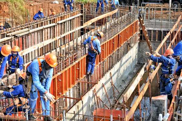 Se intensifica montaje de viga trasversal de torre principal del Puente de la Integración