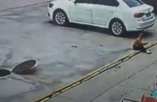 El impactante momento en que un niño sale volando tras meter un petardo en una alcantarilla - C9N