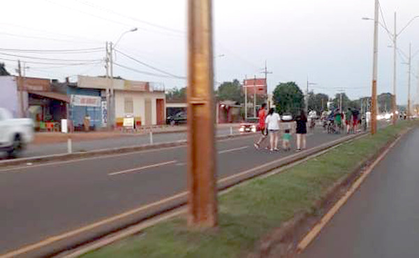 Motos y peatones comparten senda de la Avenida Perú, y temen que hayan accidentes