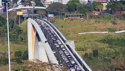 Intenso movimiento en el Puente de la Amistad