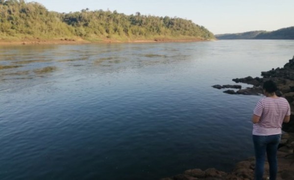 Pescador desaparece en aguas del Paraná tras vuelco de canoa