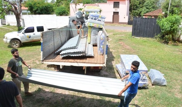 Gobernación entrega ayuda a familias afectadas por temporal - Noticiero Paraguay