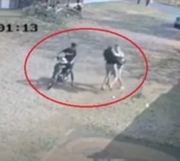 Motochorros asaltan impunemente a plena luz del día - Paraguay.com