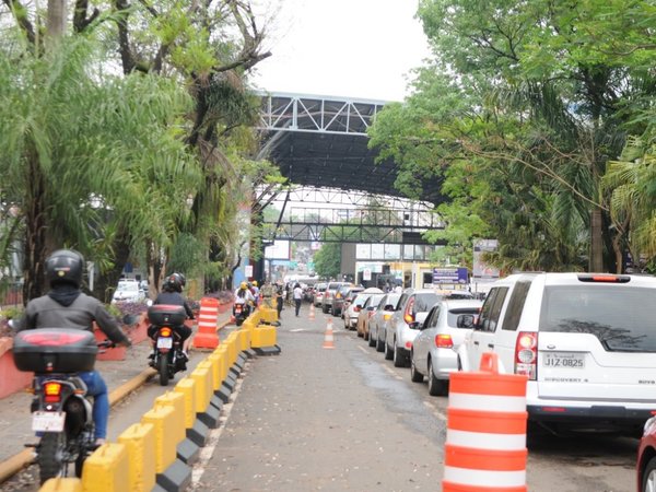 Intenso movimiento se observa en el Puente de la Amistad