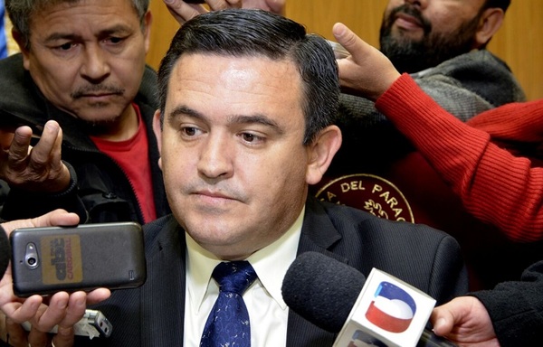 Gremialista lamenta continuidad de Eduardo Petta al frente del MEC