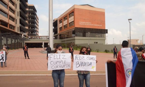 Escrachan a ministra Gladys Bareiro de Módica durante inauguración del nuevo Palacio de Justicia – Diario TNPRESS