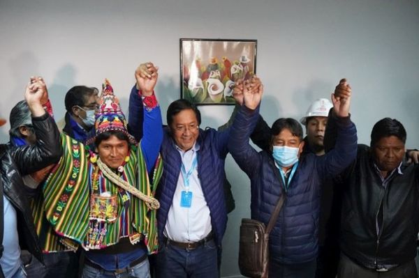Candidato de Evo celebra triunfo a espera de resultados oficiales en Bolivia