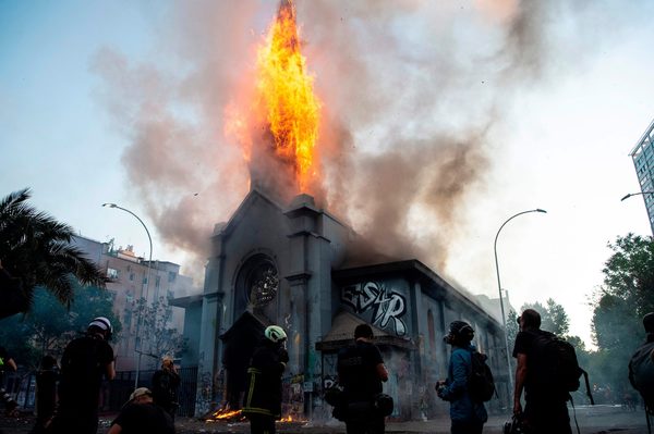 Incendian Iglesia de la Asunción en Santiago de Chile, en medio de una jornada de protestas