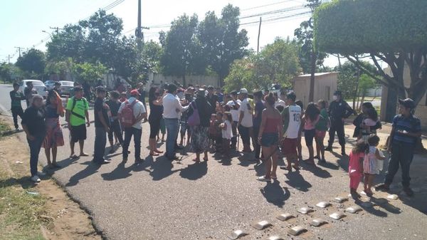 Indígenas se manifiestan frente a la casa del presidente del Indi - Nacionales - ABC Color